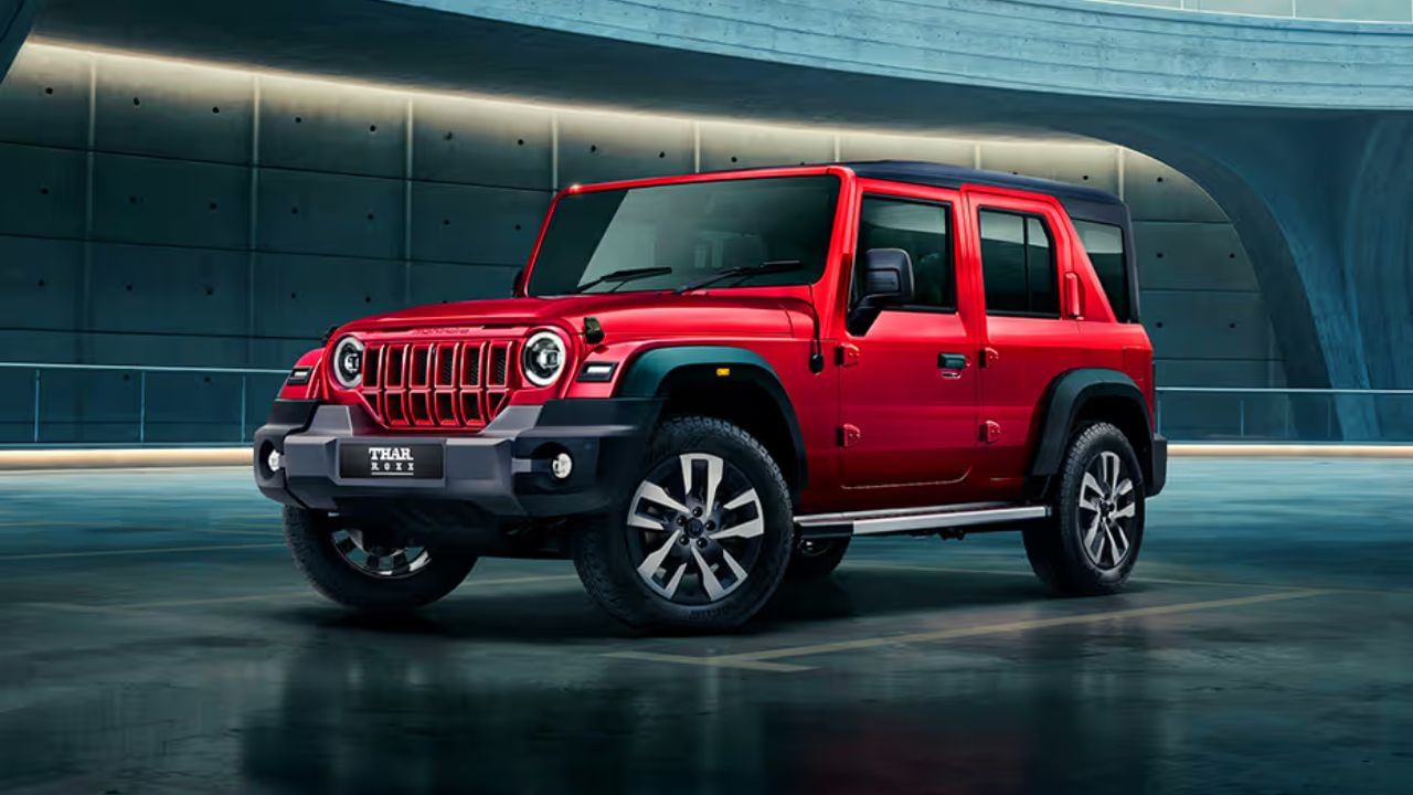 Mahindra Thar Price in India : મહિન્દ્રાની આ લોકપ્રિય SUV પર 1.25 લાખ રૂપિયા સુધીનું ભારે ડિસ્કાઉન્ટ ઓફર કરવામાં આવી રહ્યું છે. આ SUV ના 3 દરવાજાવાળા પેટ્રોલ 2WD વેરિઅન્ટ (2024) પર સૌથી વધુ ડિસ્કાઉન્ટ છે. તે જ સમયે પેટ્રોલ અને ડીઝલ 4WD વેરિઅન્ટ (2024) પર 1 લાખ રૂપિયા સુધીનું ડિસ્કાઉન્ટ મેળવી શકાય છે. આ SUV ની કિંમત 11.50 લાખ રૂપિયા (એક્સ-શોરૂમ) થી શરૂ થાય છે.