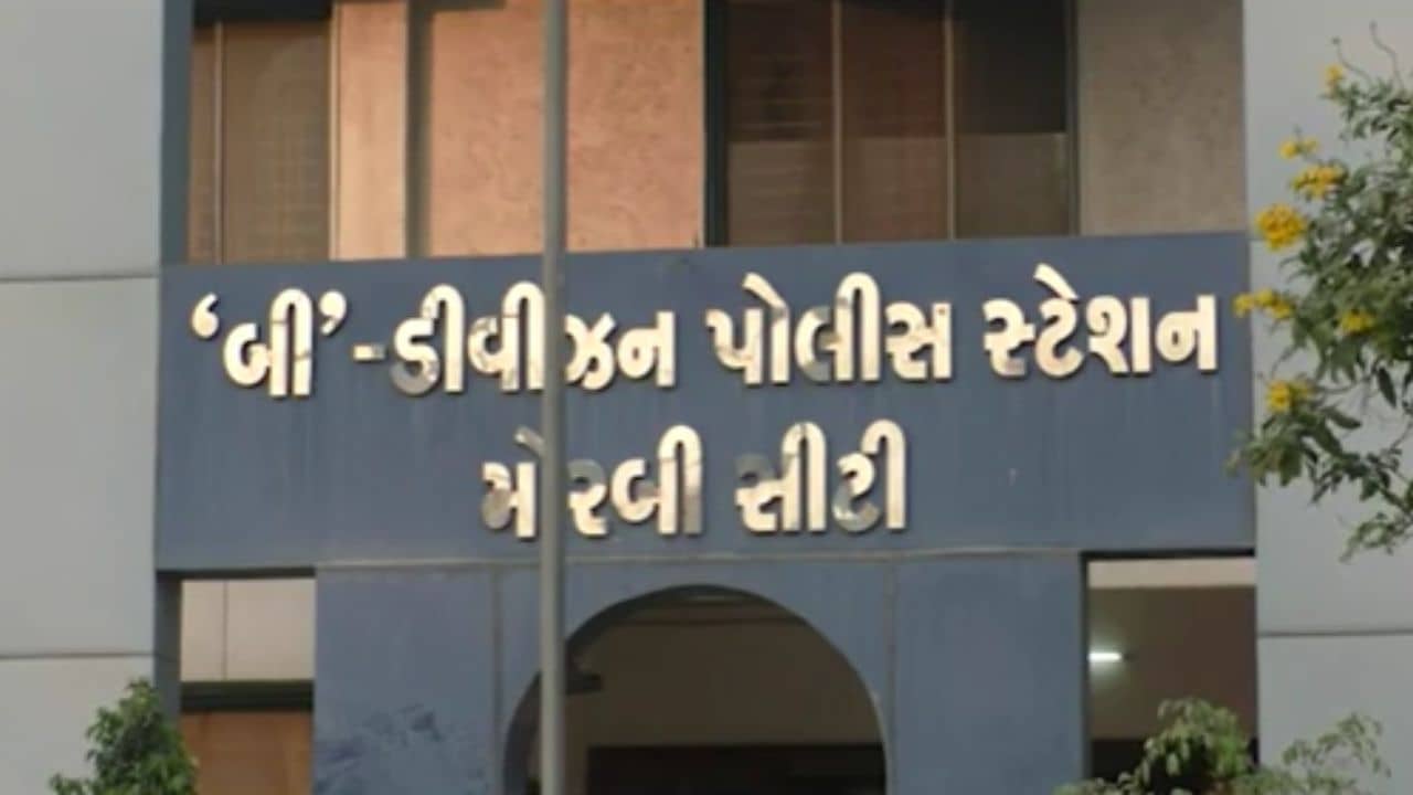 Morbi : પોલીસ અને TRB જવાનની હત્યાનો પ્રયાસ, ટ્રકચાલક ટ્રક છોડી ફરાર, જુઓ Video