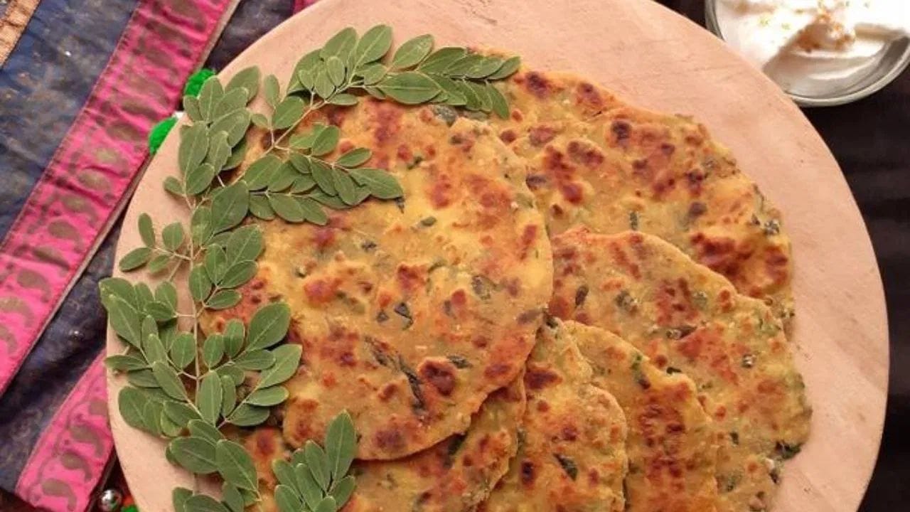 સરગવાના પરાઠા બનાવવા માટે સરગવાની સીંગ અથવા સરગવાના પાન,ઘઉંનો લોટ, ધાણા પાઉડર, સફેદ તલ, હળદર, મરચું પાઉડર, જીરું પાઉડર, મીઠું, કોથમીર સહિતની સામગ્રીની જરુર પડે છે. 