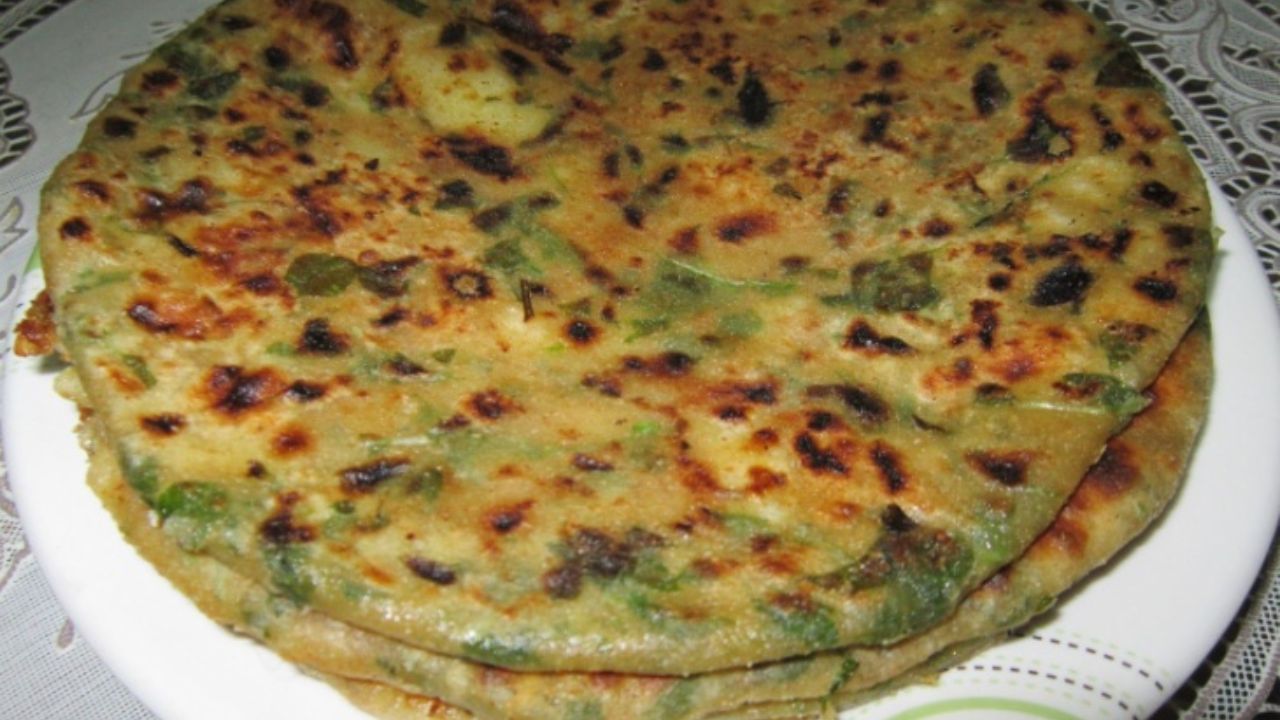 સરગવાના પરાઠા  બનાવવા માટે સૌથી પહેલા સરગવાની સીંગને ચોખ્ખા પાણીથી સાફ કરી તેને બાફી લો. ત્યારબાદ એક વાસણમાં ઘઉંનો લોટ, મરચું, સફેદ તલ, હળદર, ધાણા પાઉડર અને સ્વાદ અનુસાર મીઠું ઉમેરી બરાબર મિક્સ કરી લો. 