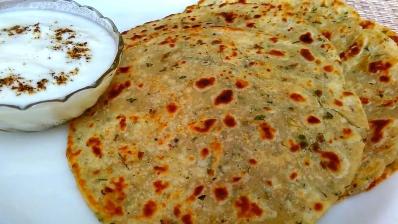 હવે ઘઉંના લોટમાં સરગવાનો પલ્પ અને સરગવાનો સ્ટોક ઉમેરો. ત્યારબાદ જો જરુર લાગે તો જ તેમાં પાણી ઉમેરી બરાબર મિક્સ કરી તેને બાંધી લો. ત્યારબાદ તેને 3-4 મિનિટ માટે આરામ કરવા માટે મુકો. 