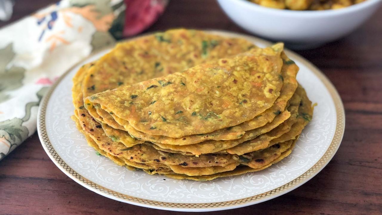 હવે તવી ગરમ કરવા મુકો. ત્યારબાદ  પરાઠા બનાવી ધીમી આંચ પર પરાઠાને શેકો. જ્યાં સુધી પરાઠા બંન્ને બાજુ ગોલ્ડન બ્રાઉન થાય ત્યાં સુધી પરાઠાને શકો. ત્યારબાદ તમે સ્વાદિષ્ટ પરાઠાને ચટણી અથવા દહીં સાથે ગરમાગરમ સર્વ કરી શકો છો. 