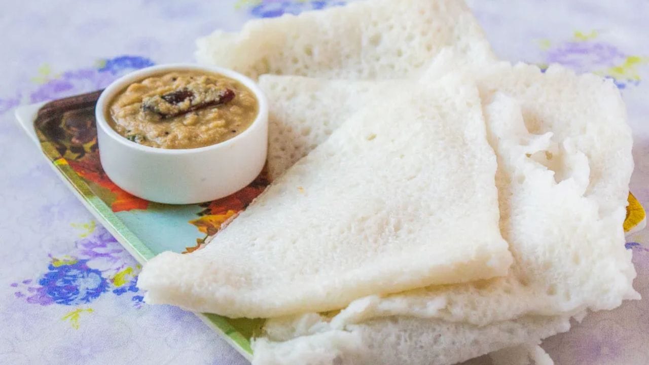  નીર ઢોંસા બનાવવા માટે સૌથી પહેલા ચોખાને ચોખ્ખા પાણીથી સાફ કરી લો. ત્યારબાદ તેને 4 થી 5 કલાક પાણીમાં પલાળી રાખો. તમે ઈચ્છો તો ચણાની દાળ ઉમેરી શકો છો. તેના માટે દાળને પણ  4 થી 5 કલાક પાણીમાં પલાળીને ઉમેરવું જોઈએ. 