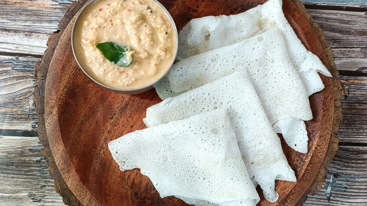 હવે ચોખામાં નારિયેળનું છીણ ઉમેરી બારીક પીસી લો. ધ્યાન રાખો કે ચોખાના બેટરમાં કણીઓ ન રહી જાય. તમે ઈચ્છો તો બેટરને ગાળી લો. જેથી નીર ઢોંસા સારી રીતે બની શકે. 