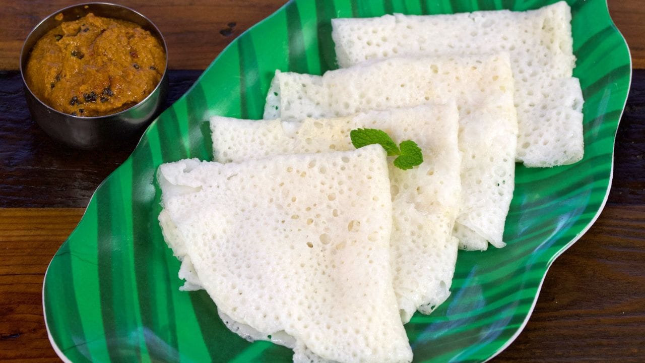 એક વાટકી બેટરમાં 2 વાટકીથી વધારે પાણી ઉમેરી બરાબર મિક્સ કરી દો. ત્યારબાદ સ્વાદ અનુસાર મીઠું ઉમેરો. હવે એક નોનસ્ટિક તવાને મધ્યમ આંચ પર ગરમ કરો. ધ્યાન રાખો કે તવો વધારે ગરમ ન થાય નહીંતર ખીરું તવા પર ચિપકી જશે. 