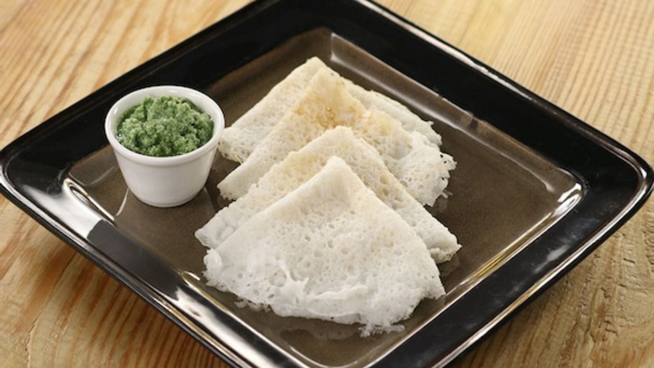 હવે બેટરને બરાબર મિક્સ કરી તેને તવા પર બેટરને કિનારીથી શરુ કરીને વચ્ચે ગોળ આકારમાં ફેરવીને ખીરું પાથરી લો. ઢોંસાની કિનારી પર તેલ નાખો. જ્યારે ઢોંસાની કિનારી છુટે પછી તેને પ્લેટમાં કાઢી લો. ધ્યાન રાખો કે નીર ઢોંસા ગોલ્ડન ન થવા જોઈએ. હવે તમે ઢોંસાને સંભાર અને ચટણી સાથે પીરસી શકો છો. 