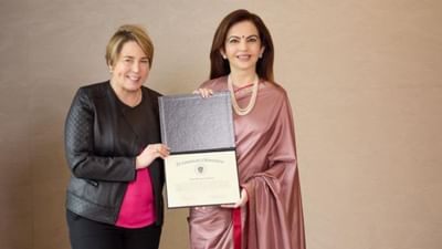 રિલાયન્સ ફાઉન્ડેશનના સ્થાપક અને અધ્યક્ષા, નીતા અંબાણીએ સમાજમાં અસાધારણ યોગદાન આપ્યું છે, જેના માટે તેમને તાજેતરમાં અમેરિકાના મેસેચ્યુસેટ્સ રાજ્યમાં સન્માનિત કરવામાં આવ્યા હતા. મેસેચ્યુસેટ્સના ગવર્નર મૌરા હીલીએ નીતા અંબાણીને પ્રતિષ્ઠિત ગવર્નર પ્રશસ્તિપત્ર અર્પણ કર્યું,