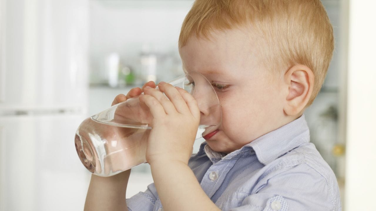 ઝાડા મૃત્યુનું કારણ બની શકે છે: કેટલાક કિસ્સાઓમાં બાળકો ઝાડાને કારણે મૃત્યુ પણ પામે છે. મૃત્યુના મુખ્ય કારણોમાં ડિહાઇડ્રેશન અને સેપ્ટિક બેક્ટેરિયલ ચેપનો સમાવેશ થાય છે. ડિહાઇડ્રેશન ઇલેક્ટ્રોલાઇટ્સ (મીઠું અને ખનિજો) માં અસંતુલનનું કારણ બની શકે છે. આનાથી ખોરાકમાંથી પોષક તત્વો શોષવામાં મુશ્કેલી પડી શકે છે અને કુપોષણ થઈ શકે છે.