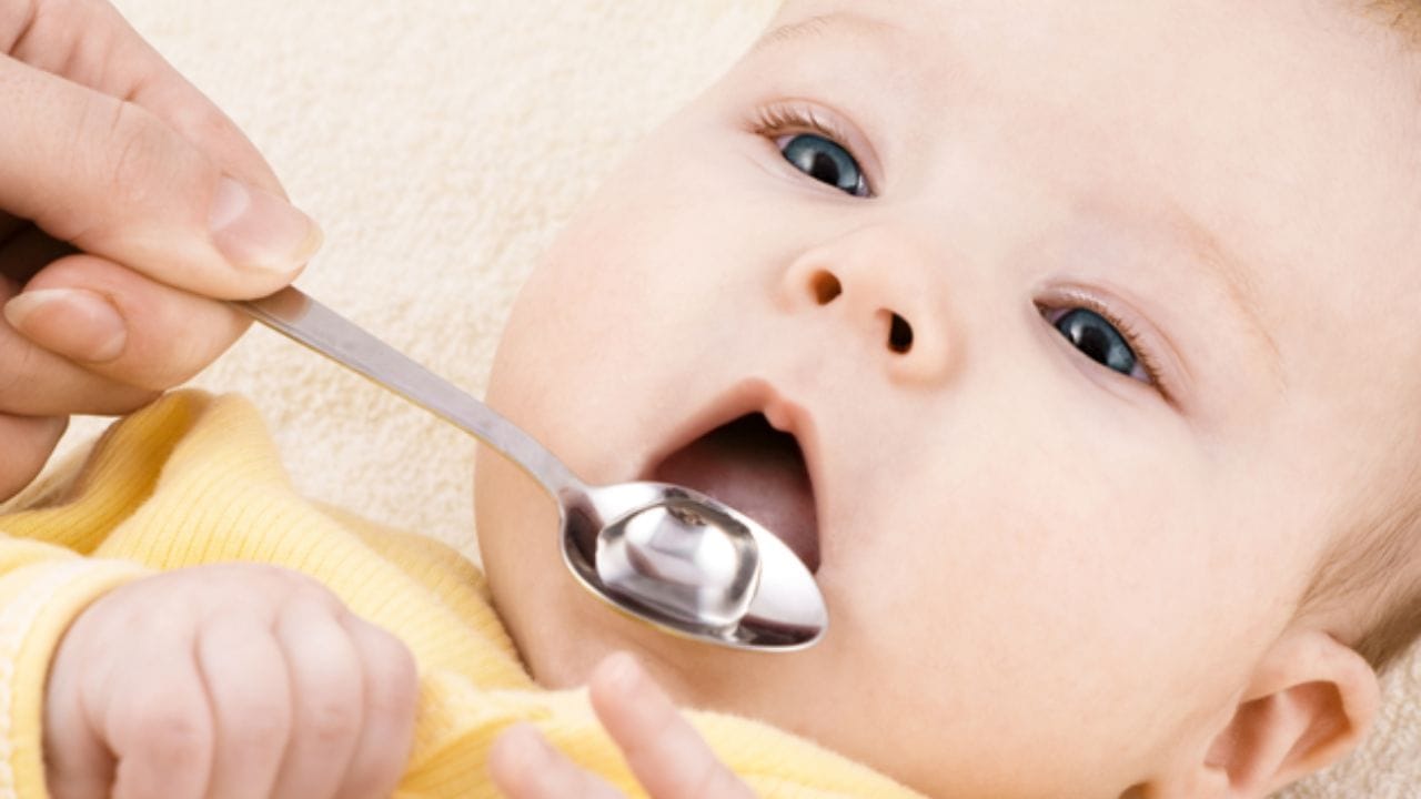 સરકાર ઝાડા અટકાવવા માટે પ્રયાસો કરી રહી છે: ભારત સરકારનું રાષ્ટ્રીય આરોગ્ય મિશન (NHM) ઝાડા નિવારણ અને વ્યવસ્થાપનમાં રાજ્ય સરકારો સાથે સહયોગમાં સતત કામ કરી રહ્યું છે. PSI ઇન્ડિયા સરકારની પહેલ જેમ કે સ્ટોપ ડાયેરિયા અને દસ્તક અભિયાનને મજબૂત બનાવવાનો પ્રયાસ કરી રહ્યું છે. ઝાડાની વહેલી ઓળખ અને ORS અને ઝિંકનો યોગ્ય ઉપયોગ પ્રોત્સાહન આપવું પણ મહત્વપૂર્ણ છે. આ માટે લોકોને ORS ના ફાયદાઓ વિશે જાગૃત કરવામાં આવી રહ્યા છે.