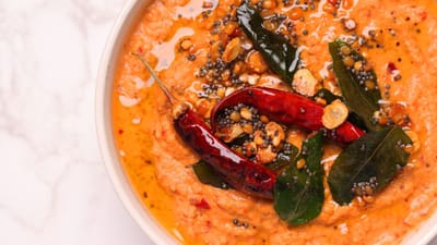 ડુંગળીની ચટણી ઘરે સરળતાથી બનાવી શકાય છે. ડુંગળીની ચટણી બનાવવા માટે ડુંગળી, લાલ મરચા, લસણ, આમલી, ગોળ, મીઠું, તેલ, હળદર, રાઈ, અડદની દાળ, મીઠા લીમડાના પાન ,હીંગ સહિતની વસ્તુઓની જરુરત પડશે. 