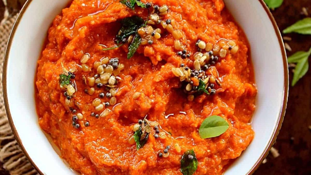 હવે ચટણી બનાવવા માટે સૌથી પહેલા એક પેનમાં તેલ ગરમ કરવા મુકો. ત્યાર બાદ તેમાં રાઈ અને અડદની દાળ ઉમેરો અને સાંતળી લો. ત્યારબાદ તેમાં લસણ અને લાલ મરચું ઉમેરો. 