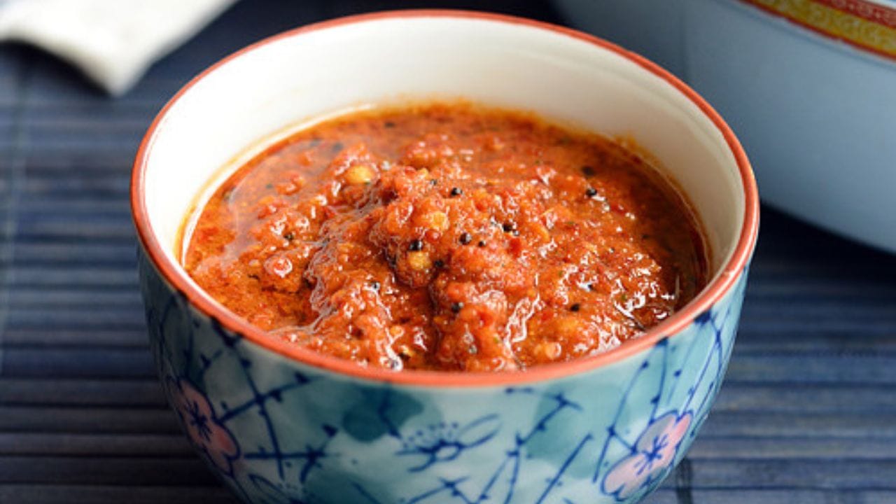 ત્યારબાદ ડુંગળીને કાપી તેમાં ઉમેરો. તેમાં હળદર ઉમેરી બરાબર મિક્સ કરો. આ પછી આમલી અને ગોળ ઉમેરી બરાબર મિક્સ કરો. 