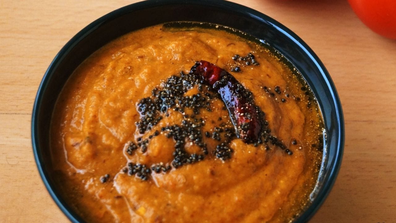 મિશ્રણને ઠંડુ થવા દો અને પછી તેને મિક્સરમાં પાણી ઉમેરીને પીસી લો. ત્યારબાદ તેમાં સ્વાદ અનુસાર મીઠું ઉમેરી બરાબર મિક્સ કરો. 