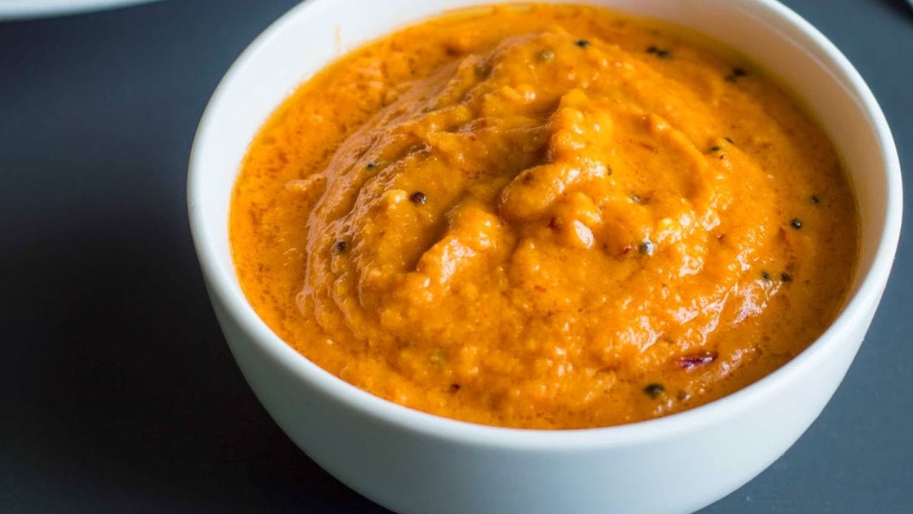 ત્યાર બાદ એક પેનમાં તેલ લો. તેમાં રાઈ અને હિંગ ઉમેરો. ત્યારબાદ મીઠા લીમડાના પાન ઉમેરી આ તડકાને ચટણીમાં નાખો. આ ચટણીને તમે ઢોંસા, ઈડલી કે પરાઠા સાથે પણ ખાઈ શકો છો. 