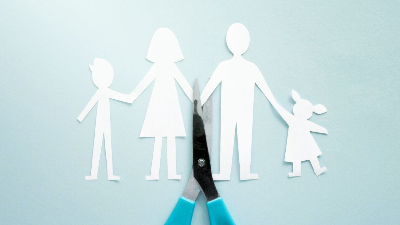 પરંતુ આજકાલ સાત જન્મનો બંધન કહેવામાં આવતા લગ્નના બંધન એક જન્મ સુધી પણ ટકી શકતો નથી. પતિ-પત્ની વચ્ચે ઝગડા થવા લાગે છે અને બંન્ને અલગ થવાનો નિર્ણય લેતા હોય છે.