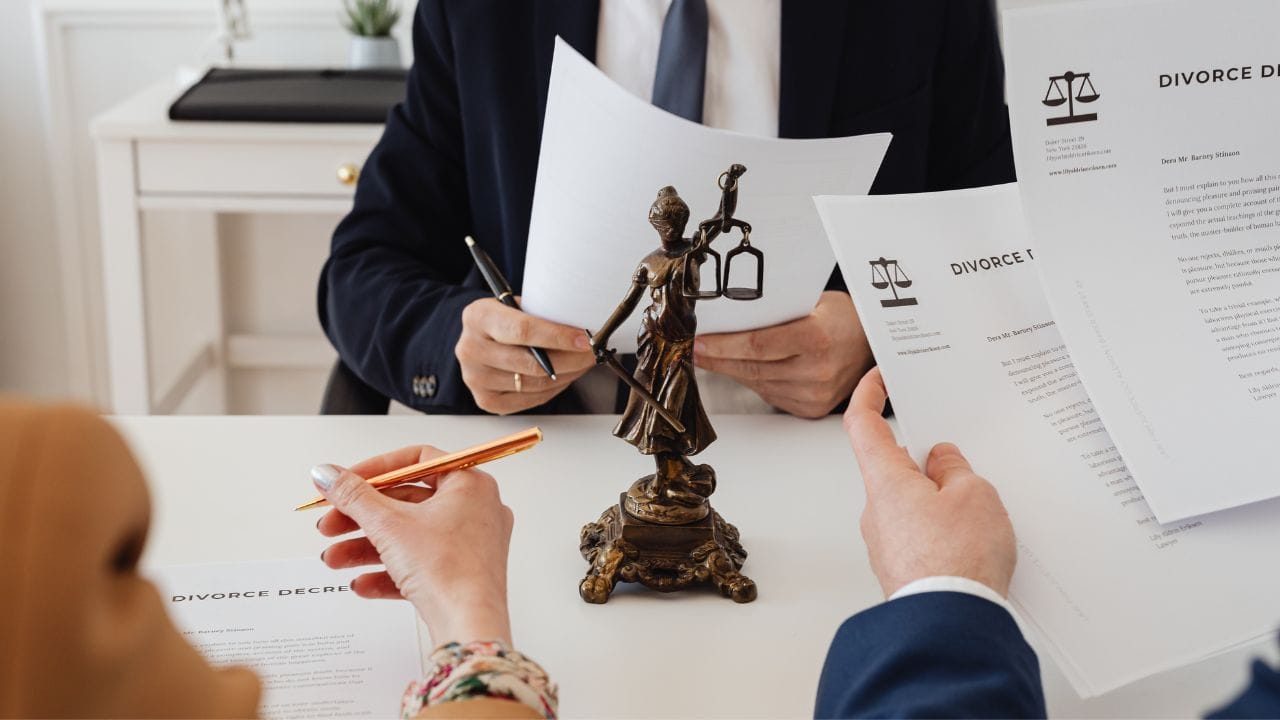 બંન્ને પક્ષ સંયુક્ત રીતે અરજી ફેમિલી કોર્ટમાં દાખલ કરવાની હોય છે. જેમાં છૂટાછેડાના કારણ અને સહમતિનો ઉલ્લેખ કરવામાં આવે છે. અરજી દાખલ કર્યા બાદ કોર્ટ 6 મહિનાનો સમય આપે છે. જેને cooling-off period કહેવામાં આવે છે. જેનાથી બંન્ને પક્ષોને પોતાના નિર્ણય પર પુનવિર્ચાર કરવાની તક મળે. 6 મહિના બાદ બંન્ને પક્ષો ફરીથી કોર્ટમાં હાજર થવાનું હોય છે. જો બંન્ને પોતાના નિર્ણય પર અડગ રહે છે. તો કોર્ટ છૂટાછેડા (Divorce Decree)  જાહેર કરે છે. આ નિર્ણયમાં સુપ્રીમ કોર્ટે કહ્યું જો બંન્ને પક્ષ સહમત છે. તો કોર્ટે 6 મહિનાનો સમય ઘટાડી પણ શકે છે.