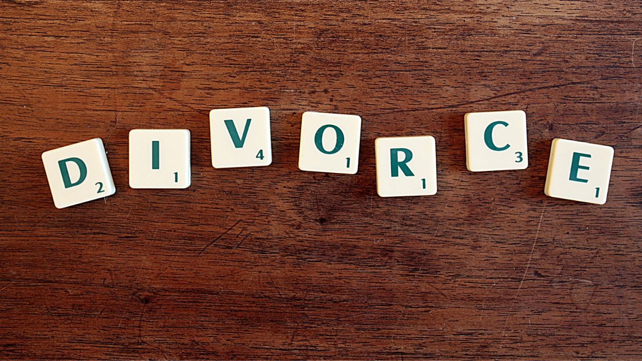 જરુરી દસ્તાવેજોની વાત કરીએ તો લગ્નનું પ્રમાણપત્ર, આધારકાર્ડ, એડ્રેસ પ્રુફ, ફોટોગ્રાફ, લગ્નના ફોટો, પરસ્પર સંમતિનું સોગંદનામુંકેટલાક રાજ્યોમાં અને ખાસ પરિસ્થિતિઓમાં ઓનલાઈન છૂટાછેડા ઉપલબ્ધ છે, જ્યાં સુનાવણી વકીલ સાથે વીડિયો કોન્ફરન્સિંગ દ્વારા થાય છે. પરંતુ આ સુવિધા ફક્ત પરસ્પર સંમતિના કિસ્સામાં જ વધુ અસરકારક છે.