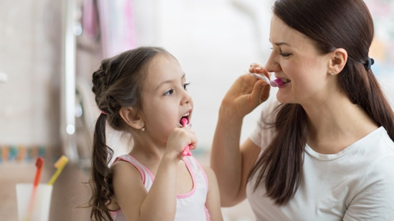 દાંત સાફ કરતી વખતે ખાતરી કરો કે બાળકો ભૂલથી પણ તેને ગળી ન જાય. કારણ કે જો ટૂથપેસ્ટમાં કોઈ ખતરનાક રસાયણ હોય તો તે બાળકને નુકસાન પહોંચાડી શકે છે. કેટલાક કિસ્સાઓમાં તમારા બાળકના ઓરલ હેલ્થ અંગે સૂચનો માટે તમારા બાળરોગ ચિકિત્સક સાથે વાત કરો. 
