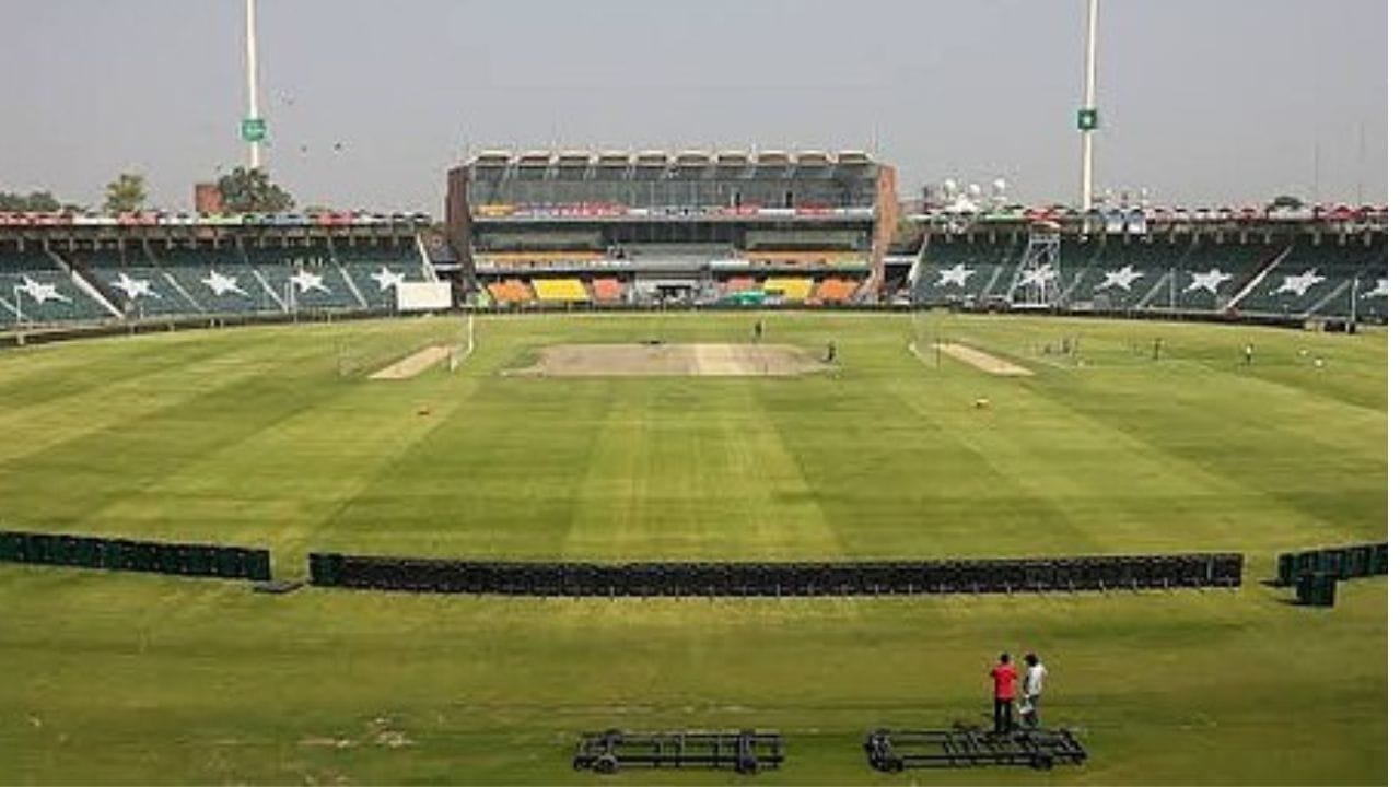 પંજાબ પોલીસના એક અધિકારીના જણાવ્યા અનુસાર ચેમ્પિયન ટ્રોપી દરમિયાન અનેક વખત પોતાની ડ્યુટી પર ન હોવાને કારણે 100થી વધુ પોલીસ અધિકારીઓ અને કર્મચારીઓને તેના પદ પરથી દુર કરવામાં આવ્યા છે. જ્યારે કેટલાક અધિકારીઓએ તેમની ડ્યુટી કરવાની ના પાડી હતી. તેમણે કહ્યું પોલીસ અધિકારીઓને લાહૌરમાં ગદ્દાફી સ્ટેડિયમથી હોટલ વચ્ચે મુસાફરી કરનારી ટીમની સુરક્ષા કરવા માટે નિયુક્ત કરવામાં આવ્યા હતા પરંતુ તે હાજર રહ્યા નહિ અને પોતાની જવાબદારીઓને નિભાવવાની પણ ના પાડી હતી.