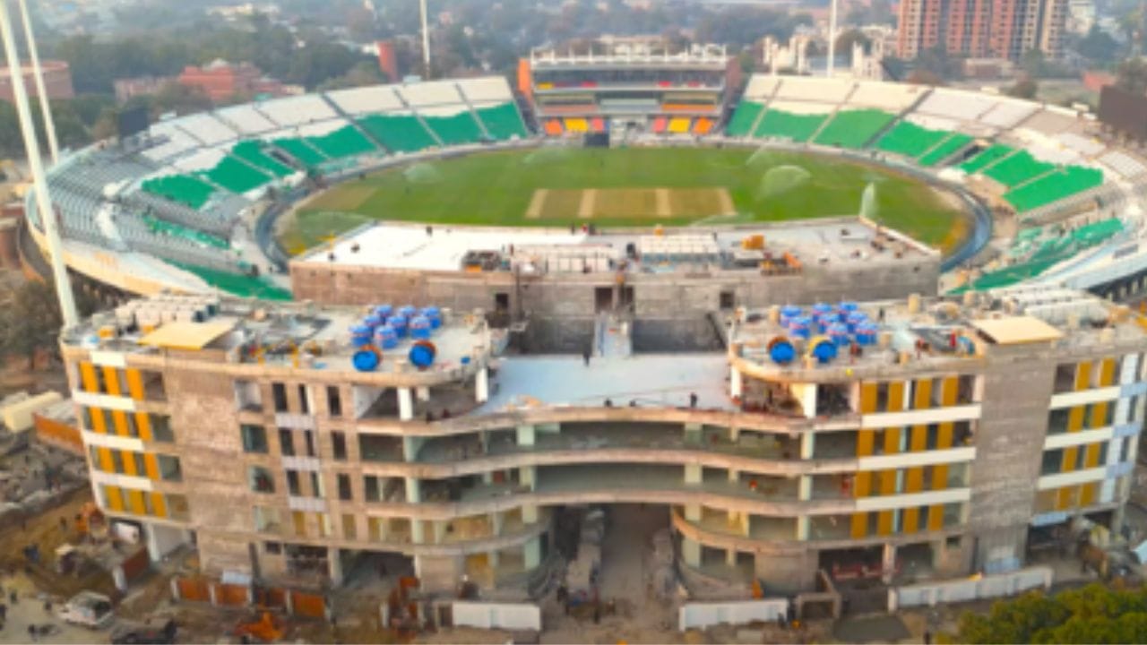  સ્ટેડિયમ તૈયાર થવા પર  PCBએ નિવેદન આપ્યું હતુ કે. તેમણે સ્ટેડિયમ તૈયાર કરવા માટે અંદાજે 1300 કરોડ રૂપિયા ફાળવવામાં આવ્યા હતા. પરંતુ થોડા જ સમયમાં ખર્ચ 1800 કરોડ રૂપિયા સુધી પહોંચી ગયો.