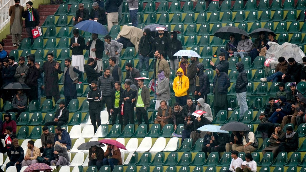  જેના કારણે ખેલાડીઓની સુરક્ષામાં બેદરકારીનો મુદ્દો ઉઠવા લાગ્યો છે. આઈસીસી અને પીસીબીએ ખેલાડીઓને સુરક્ષાની સંપૂર્ણ ખાતરી આપી હતી, પરંતુ હવે પોલીસકર્મીઓ કામ ન કરવાને કારણે વિચિત્ર સ્થિતિ સર્જાઈ છે. ભારતે સુરક્ષા કારણોસર પાકિસ્તાનનો પ્રવાસ કરવાનો ઇનકાર કર્યો હતો અને ટીમ ઈન્ડિયા તેની તમામ મેચ દુબઈમાં રમી રહી છે. પાકિસ્તાનની ટીમ ચેમ્પિયન્સ ટ્રોફીમાંથી બહાર થઈ ગઈ છે.