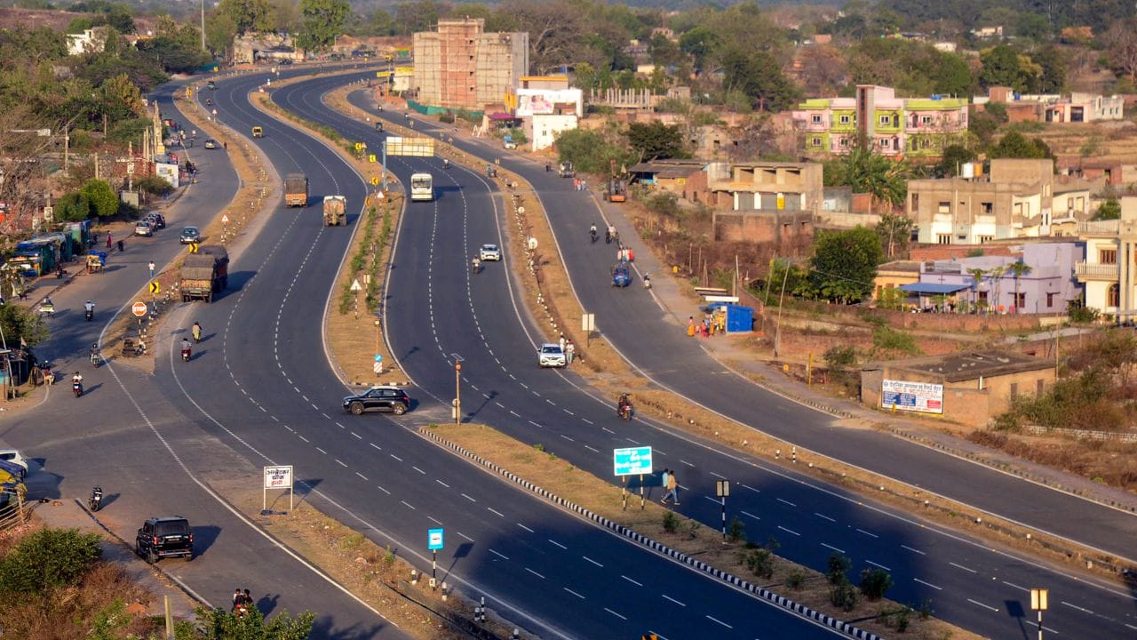 પાકિસ્તાન ક્રિકેટ બોર્ડ (PCB) એ ICC ચેમ્પિયન્સ ટ્રોફીમાં રાવલપિંડી સ્ટેડિયમમાં ન્યુઝીલેન્ડ-બાંગ્લાદેશ મેચ દરમિયાન મેદાનમાં પ્રવેશેલા દર્શક દ્વારા સુરક્ષાના ભંગની નોંધ લીધી છે. બોર્ડે એક નિવેદનમાં કહ્યું કે ખેલાડીઓ અને અધિકારીઓની સુરક્ષા સુનિશ્ચિત કરવી એ યજમાનોની ટોચની પ્રાથમિકતા છે.