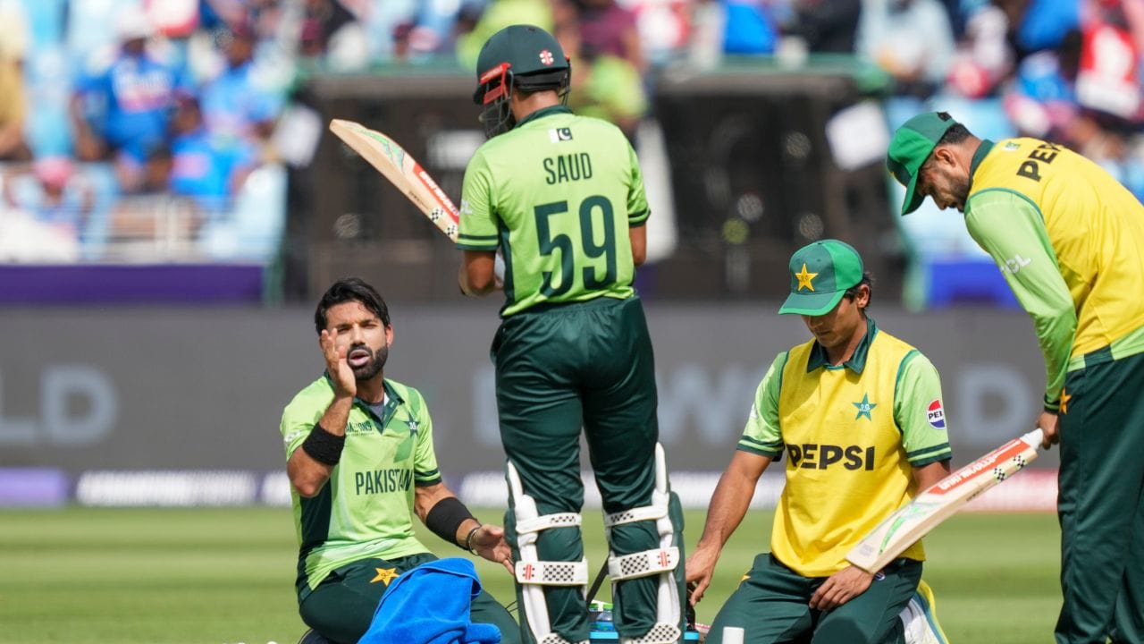 સેમીફાઈનલની રેસમાંથી બહાર થઈ ગયેલી પાકિસ્તાનની ટીમે તેની પ્રથમ મેચ કરાચીમાં રમી હતી, જ્યારે બીજી મેચ દુબઈમાં. અને હવે તે રાવલપિંડીમાં 27મી ફેબ્રુઆરીએ બાંગ્લાદેશ સામે ત્રીજી મેચ રમશે. આનો અર્થ એ થયો કે હવે તેમના માટે લાહોરમાં ચેમ્પિયન્સ ટ્રોફીની મેચ રમવી મુશ્કેલ છે.