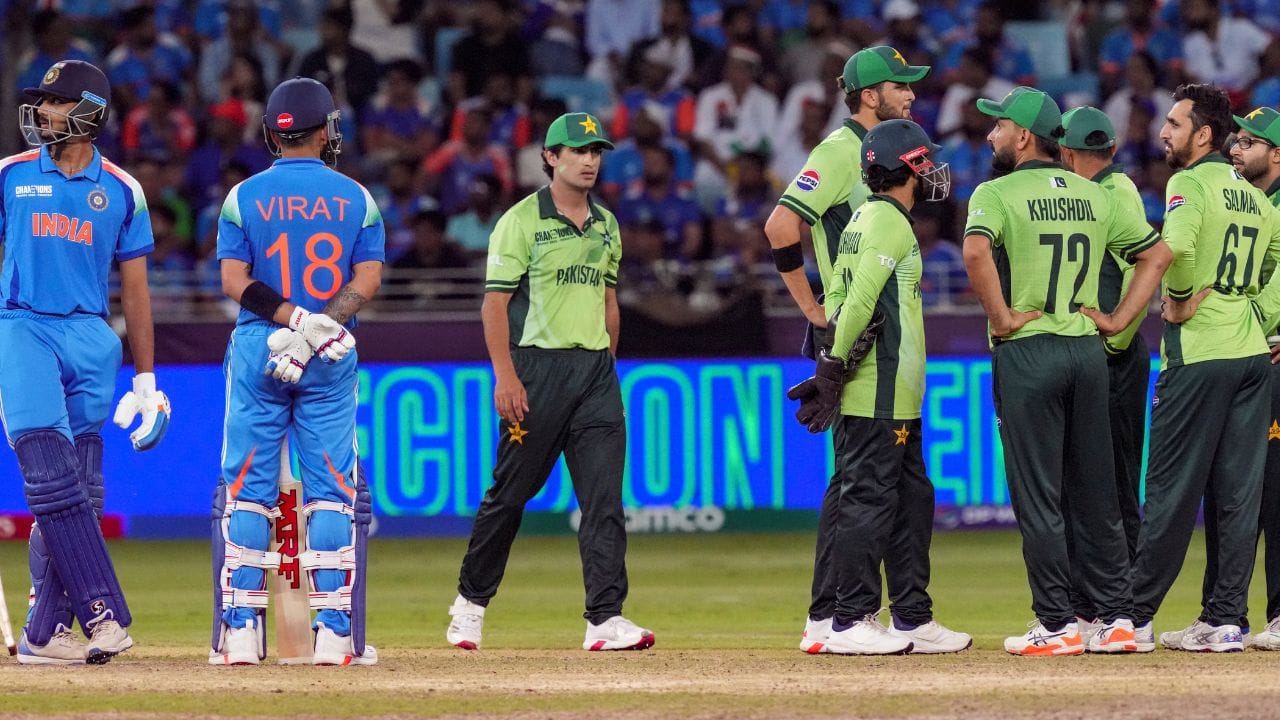 ચેમ્પિયન ટ્રોફીના પોઈન્ટ ટેબલની જો આપણે વાત કરીએ તો આ મેચ પહેલા ટીમ ઈન્ડિયા બીજા નંબર પર હતી. ન્યુઝીલેન્ડની ટીમ પહેલા નંબર પર હતી પરંતુ ભારતનો રન રેટ સારો રહ્યો છે. ભારતીય ટીમે 2 મેચ જીતી છે એટલે તેના 4 પોઈન્ટ થયા છે.