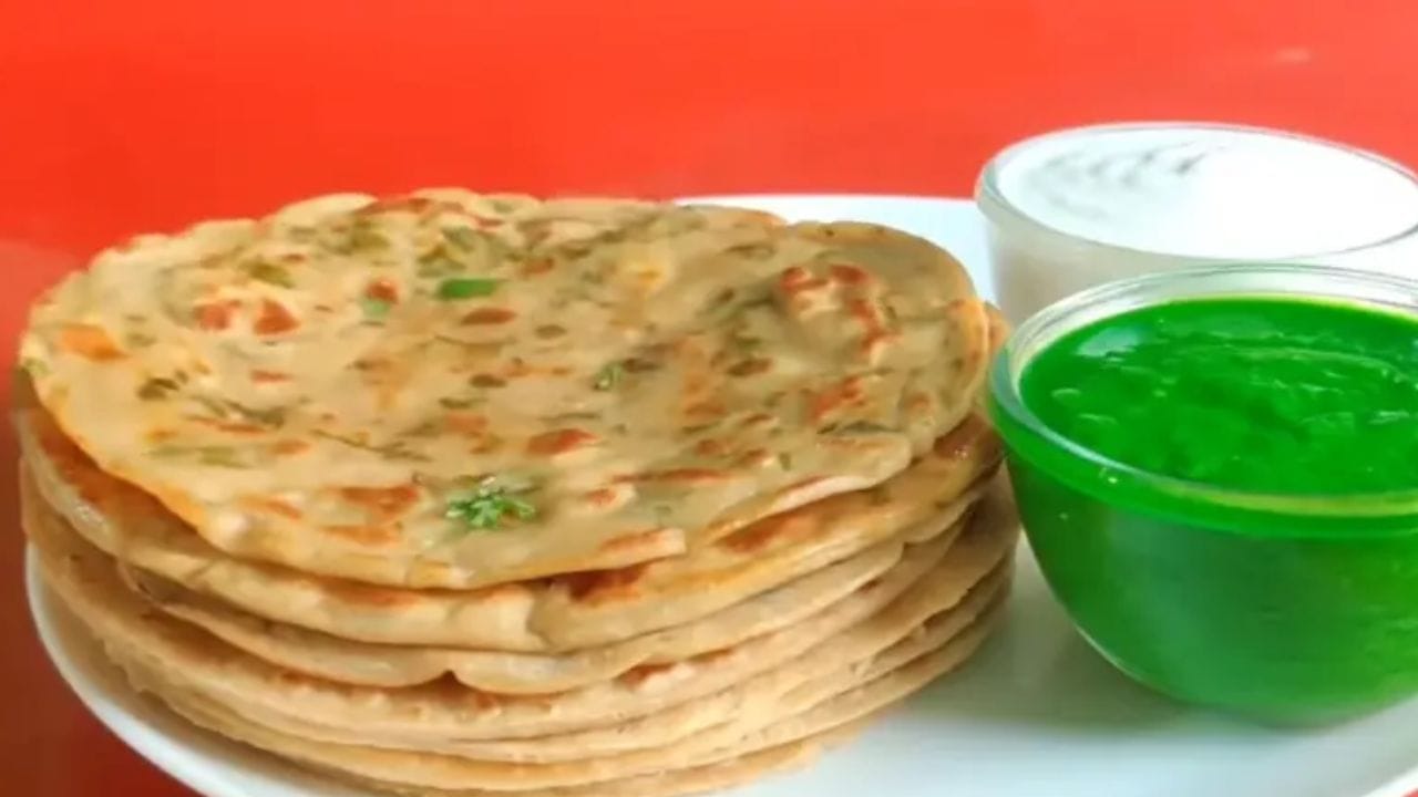 સાબુદાણાના પરોઠા બનાવવા માટે સાબુદાણા, લીલા ધાણા, લીલા મરચા, આદું, સ્વાદ અનુસાર ફાળી મીઠું, બાફેલા બટાકા અને તેલ અથવા ઘીની જરુર પડશે.