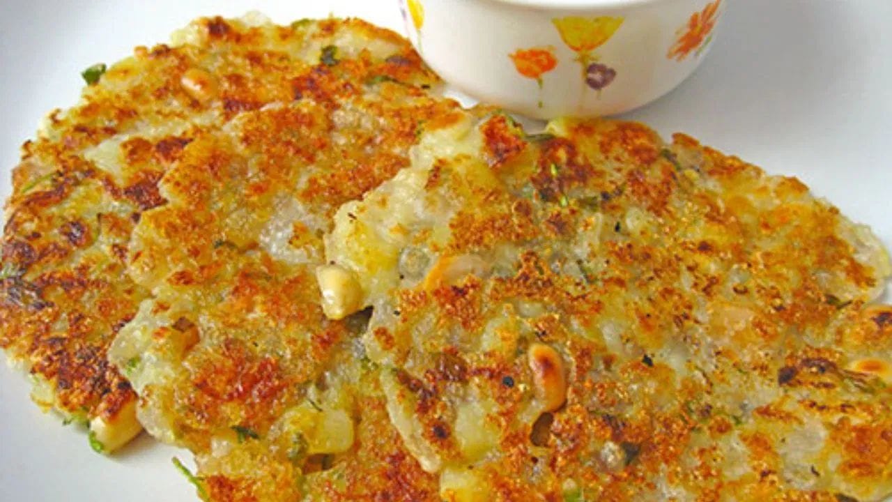 સાબુદાણાના પરોઠા બનાવવા માટે સૌથી પહેલા બટાકાને બાફી લો. ત્યારબાદ એક પેનમાં સાબુદાણા લઈ તેને બરાબર શેકી લો. સાબુદાણા બરાબર શેકાઈ જાય એટલે તેને ઠંડા થવા મુકો.