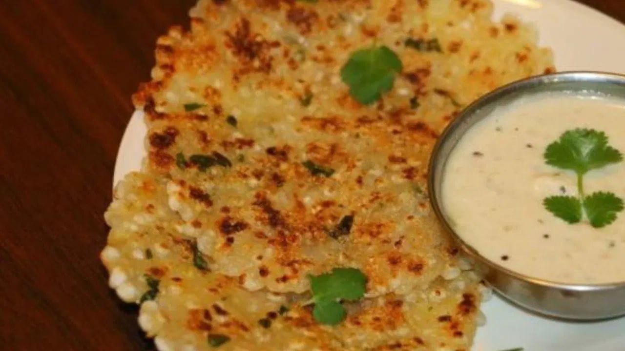 સાબુદાણા ઠંડા થાય એટલે તેને સારી રીતે મિક્સરમાં પીસી લો. ત્યારબાદ તેને ચાળી લો. જેથી તેમાં કણીઓ ન રહી જાય. હવે બટાકાની છાલ કાઢી છીણી લો. ત્યારબાદ તેમાં સાબુદાણાનો લોટ ઉમેરો.