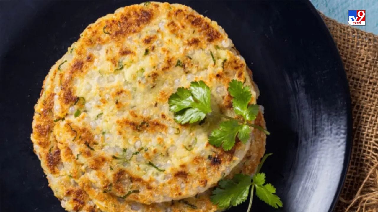 હવે તેમાં તમામ મસાલો ઉમેરી બરાબર લોટ બાંધી લો. ત્યાર બાદ પરોઠો વણીને બંન્ને બાજુથી ગોલ્ડન થાય ત્યાં સુધી શેકી લો. આ ગરમા ગરમ પરોઠો તમે સર્વ કરી શકો છો.