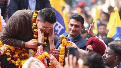 દિલ્હી વિધાનસભા ચૂંટણીમાં આમ આદમી પાર્ટીને કારમી હારનો સામનો કરવો પડ્યો છે. આમઆદમી પાર્ટીને 70 માંથી માત્ર 22 સીટ પર જીત મળી છે. ચૂંટણીમાં ભાજપ આમ આદમી પાર્ટીને સત્તા પરથી દૂર કરવામાં સફળ રહ્યું છે. ભાજપે 48 બેઠકો જીતી છે.