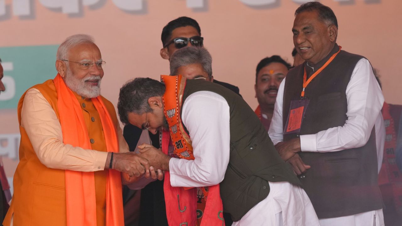 પ્રવેશ વર્મા દિલ્હીના ભૂતપૂર્વ મુખ્યમંત્રી સાહિબ સિંહ વર્માના પુત્ર છે.