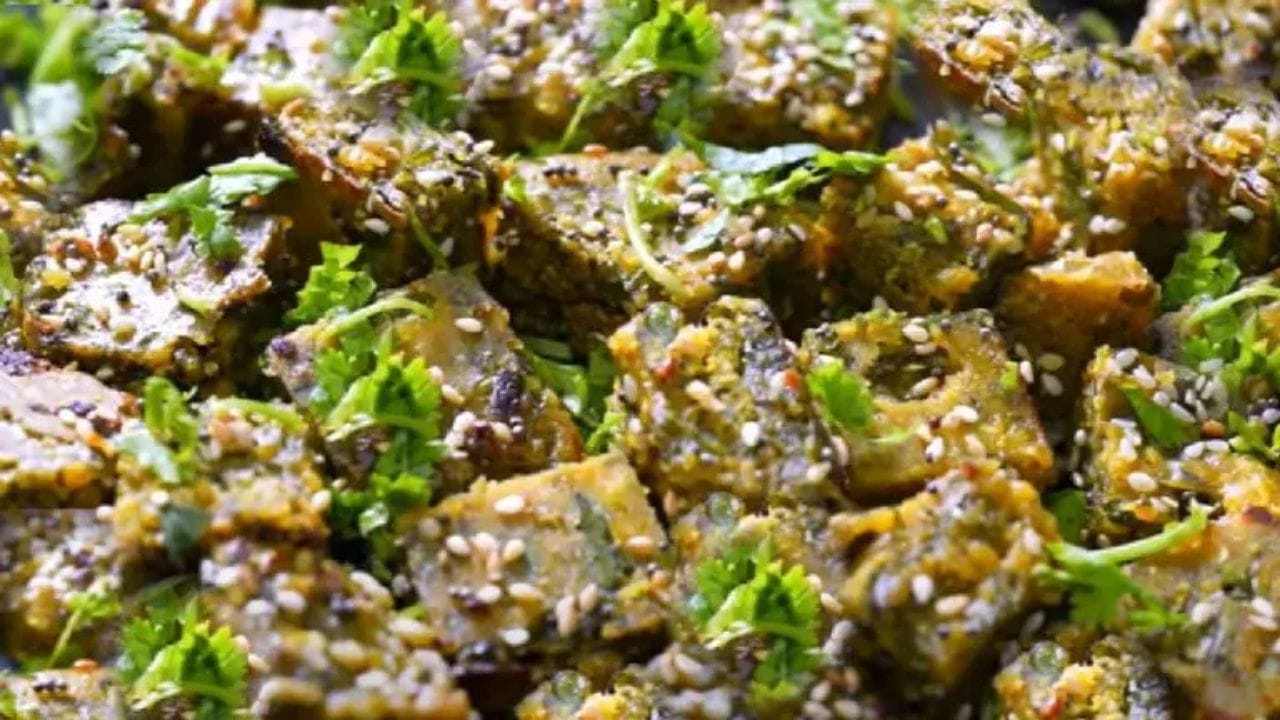 કોબીઝના પાત્રા બનાવવા માટે કોબી, ચણા લોટ, દહીં, હળદર પાઉડર, લાલ મરચું, જીરું, ધાણાજીરું, અજમો,ગરમ મસાલો, આદુ- મરચાની પેસ્ટ, તલ, મીઠું, બેકિંગ સોડા, રાઈ, કોથમરી, મીઠા લીમડાના પાન, હિંગ સહિતની સામગ્રીની જરુર પડશે. 