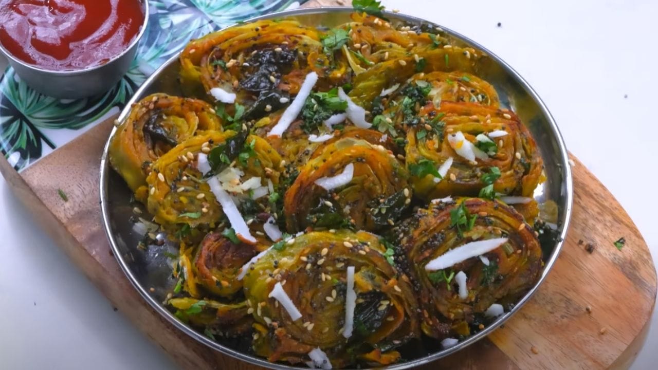 કોબીઝના પાત્રા બનાવવા માટે સૌથી પહેલા કોબીના મોટા પાન અલગ કરી તેને સ્વચ્છ પાણીથી ધોઈ નાખો. પછી ગરમ પાણીમાં 2 મિનીટ રાખી બહાર કાઢી લો. જેથી પાન થોડા નરમ થઈ જાય.