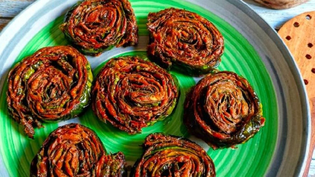 હવે બેટર બનાવવા માટે એક વાસણમાં ચણાનો લોટને ચાળીને લો. ત્યારબાદ તેમાં દહીં, હળદર, લાલ મરચું, તલ, આદુ- મરચાની પેસ્ટ, ગરમ મસાલો, ધાણાજીરું, અજમો, મીઠું, કોથમરી અને બેકિંગ સોડા નાખી તેને ઘટ્ટ બેટર બનાવી લો. જો તમારે ગળ્યા પાત્રા બનાવવા હોય તો તમે તેમાં ગોળ અથવા ખાંડ ઉમેરી શકો છો. 