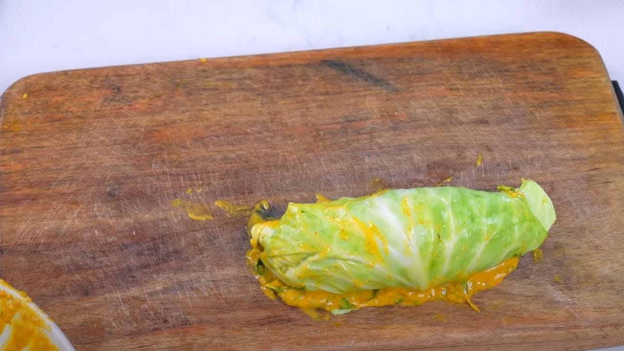 હવે કોબીઝના દરેક પાન પર બેટર લગાવી એક પર એક પાન ગોઠવી ત્રણ થી ચાર લેયર પાનની બનાવી તેનો રોલ બનાવી લો. હવે તેને બાફવા માટે સ્ટિમરનો ઉપયોગ કરી શકો છો. 