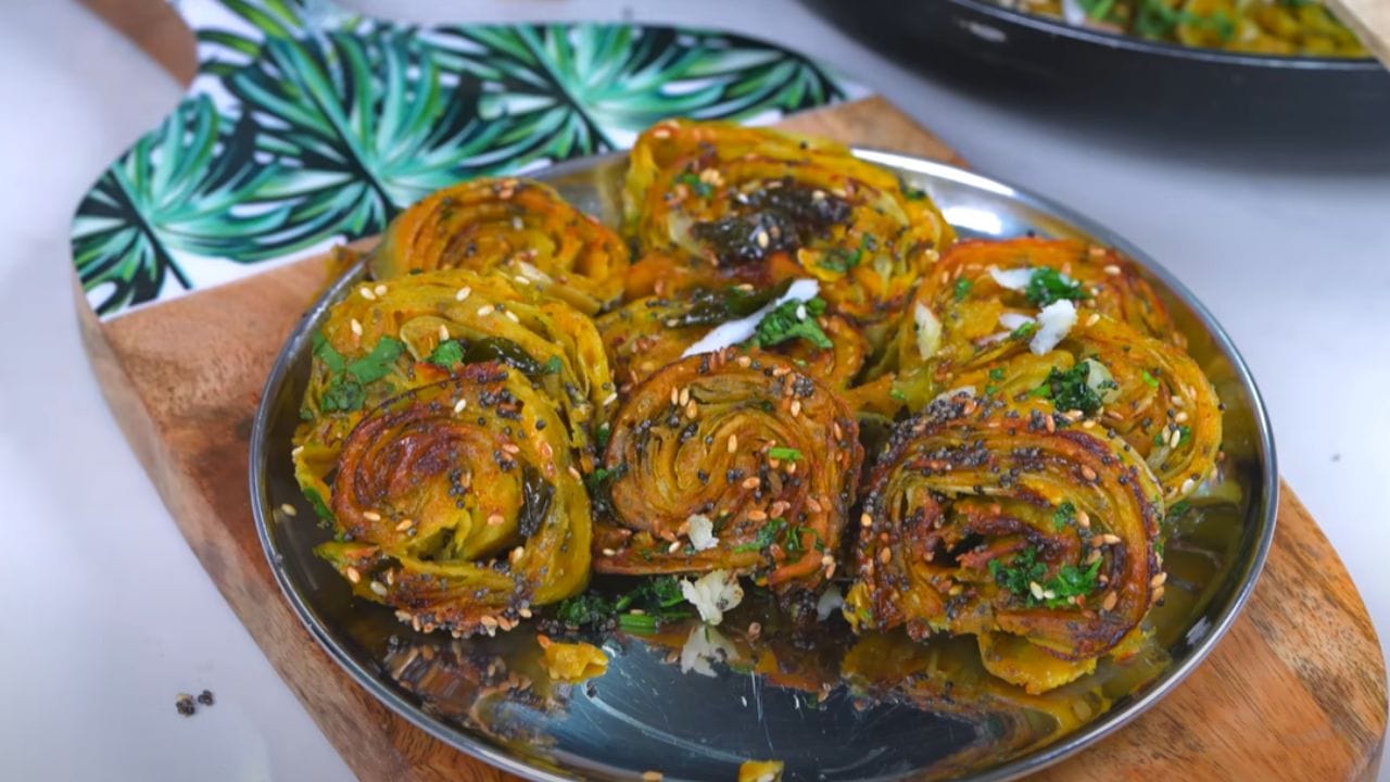  કોબીઝના પાત્રા બફાઈ જાય ત્યાર પછી તેને ઠંડા થવા દો. ત્યારબાદ ગોળ આકારમાં કાપી લો. હવે એક પેનમાં તેલ ગરમ કરવા મુકો તેમાં રાઈ, હિંગ અને મીઠા લીમડાના પાન ઉમેરી તેમાં કોબીઝના બનાવેલા પાત્રા ઉમેરી બરાબર મિક્સ કરી લો. તમે આ પાત્રા ચટણી સાથે સર્વ કરી શકો છો. 