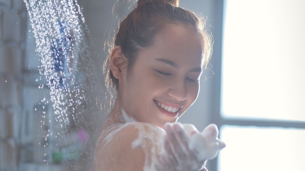 જો તમે કોઈપણ સાબુ કે બોડી વોશનો ઉપયોગ ફક્ત તેની મજબૂત અને અનોખી સુગંધને કારણે વિચાર્યા વિના કરો છો, તો આ આદત તમારી ત્વચા માટે નુકસાનકારક સાબિત થઈ શકે છે. હકીકતમાં, બજારમાં ઉપલબ્ધ મોટાભાગના સાબુ અને બોડી વોશમાં ઘણા કઠોર રસાયણો અને સુગંધનો ઉપયોગ થાય છે. તમારા શરીરમાંથી ગંદકી સાફ કરવા ઉપરાંત, તે શરીરમાંથી કુદરતી તેલ દૂર કરવાનું પણ કામ કરે છે. લાંબા સમય સુધી તેનો ઉપયોગ કરવાથી ત્વચા ખૂબ જ શુષ્ક અને નિસ્તેજ બની જાય છે.