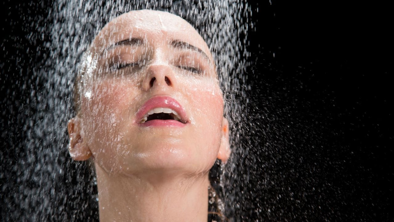 સ્નાન કરતી વખતે તમારા ચહેરાને સારી રીતે ધોવા એ ખૂબ જ મહત્વપૂર્ણ પગલું છે. તમારા ચહેરાની ત્વચાને સાફ કરવા અને તેને સ્વસ્થ અને ચમકતી રાખવા માટે ચહેરો ધોવા ખૂબ જ મહત્વપૂર્ણ છે. જોકે, જો તમે તમારા ચહેરાને ખૂબ લાંબા સમય સુધી ધોશો, તો તે તમારા ચહેરાની ત્વચાને નુકસાન પહોંચાડી શકે છે. લાંબા સમય સુધી ચહેરો ધોવાથી ત્વચાના કુદરતી તેલ ગાયબ થવા લાગે છે અને ત્વચા અંદરથી નિસ્તેજ અને શુષ્ક થવા લાગે છે. આવી સ્થિતિમાં, ચહેરા પર વૃદ્ધત્વના ચિહ્નો ખૂબ જ ઝડપથી દેખાવા લાગે છે.