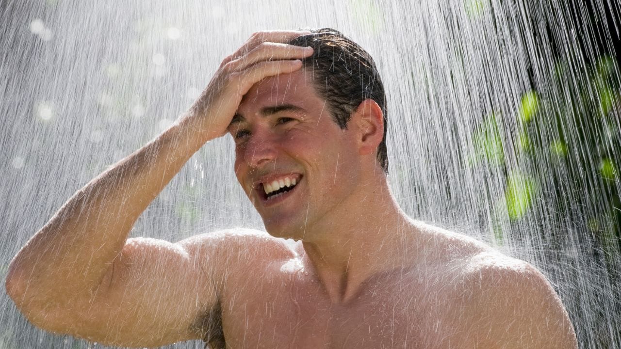 સ્નાન કર્યા પછી શરીરને સારી રીતે લૂછવા માટે દરેક વ્યક્તિ ટુવાલનો ઉપયોગ કરે છે. જોકે, તેનો ઉપયોગ કરતી વખતે થોડી સાવધાની રાખવી જરૂરી છે, નહીં તો તે ત્વચા માટે નુકસાનકારક બની શકે છે. શરીર સાફ કરવા માટે હંમેશા સ્વચ્છ ટુવાલનો ઉપયોગ કરો. ટુવાલ નરમ કાપડનો બનેલો હોવો જોઈએ. આ ઉપરાંત, શરીર સાફ કરતી વખતે ત્વચાને જોરશોરથી ઘસો નહીં. ટુવાલનો ઉપયોગ કરીને શરીરને હળવા હાથે સૂકવો. (નોંધ : અહીં આપવામાં આવેલી માહિતી ફક્ત આપની જાણકારી માટે છે.)