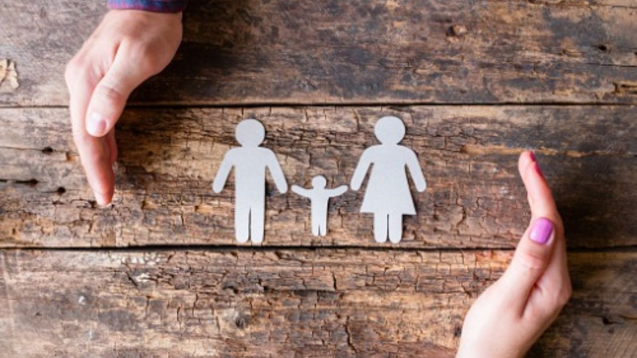 નિષ્કર્ષ : ભારતીય કાયદા અનુસાર બાળકના શ્રેષ્ઠ હિતને પ્રાથમિકતા આપવામાં આવે છે. 5 વર્ષથી ઓછી ઉંમરના બાળકનો કસ્ટડી સામાન્ય રીતે માતાને આપવામાં આવે છે. પિતાને ફક્ત ત્યારે જ પ્રાથમિકતા મળે છે જો તે સાબિત કરી શકે કે માતા બાળકનો ઉછેર કરવામાં સક્ષમ નથી. સુપ્રીમ કોર્ટના નિર્ણયો દર્શાવે છે કે દરેક કેસ અલગ હોય છે અને કોર્ટ બધા પાસાઓ પર વિચાર કર્યા પછી જ પોતાનો ચુકાદો આપે છે.તાજેતરના સમયમાં સંયુક્ત કસ્ટડીને પણ પ્રોત્સાહન આપવામાં આવી રહ્યું છે, જેથી બાળક બંને માતાપિતાના પ્રેમ અને સંભાળથી વંચિત ન રહે.