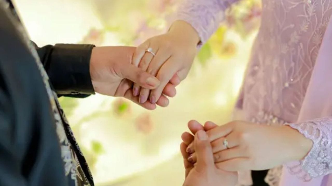 ઈન્ડોનેશિયામાં Pleasure Marriage એક વ્યવસાય બની ગયો છે. ખાસ કરીને ગામડાઓમાં રહેતી મહિલાઓ તેનો એક ભાગ બની જાય છે. પૈસાના લોભને કારણે કેટલીક મહિલાઓના પરિવારના સભ્યો તેમના પર Pleasure Marriage કરવા દબાણ કરે છે તો કેટલીક મહિલાઓ પૈસા કમાવવા માટે પોતાની મરજીથી આ વ્યવસાય અપનાવે છે. રિયલ એસ્ટેટ ઉદ્યોગની જેમ, અહીં પણ દલાલો છે, જેઓ પ્રવાસીઓને તેમની માંગ મુજબ મહિલાઓ સાથે પરિચય કરાવે છે અને બંનેના લગ્ન થાય છે.