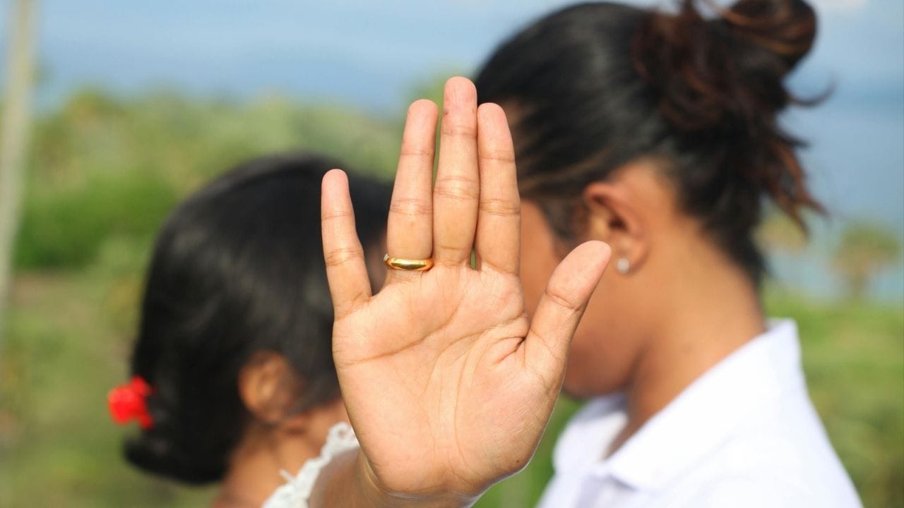 જે પત્નીઓ આવા ટૂંકા ગાળાના લગ્ન કરે છે તેઓ તેમના વિદેશી પતિ સાથે સેક્સ કરશે અને ઘરનું બાકીનું કામ પણ કરશે. જેમ જેમ પતિના વિઝાની મુદત પૂરી થઈ જાય છે એટલે કે પ્રવાસ પૂરો થાય છે અને તેના દેશ છોડવાની તારીખ આવે છે, તે જ દિવસથી લગ્નનો અંત આવી જાય છે એટલે કે કોન્ટ્રાક્ટ પૂરો થઈ જાય છે અને આમ તે યુવતી પુરુષથી છૂટાછેડા લે છે અને ફરી નવા ગ્રાહક સાથે લગ્ન કરે છે 