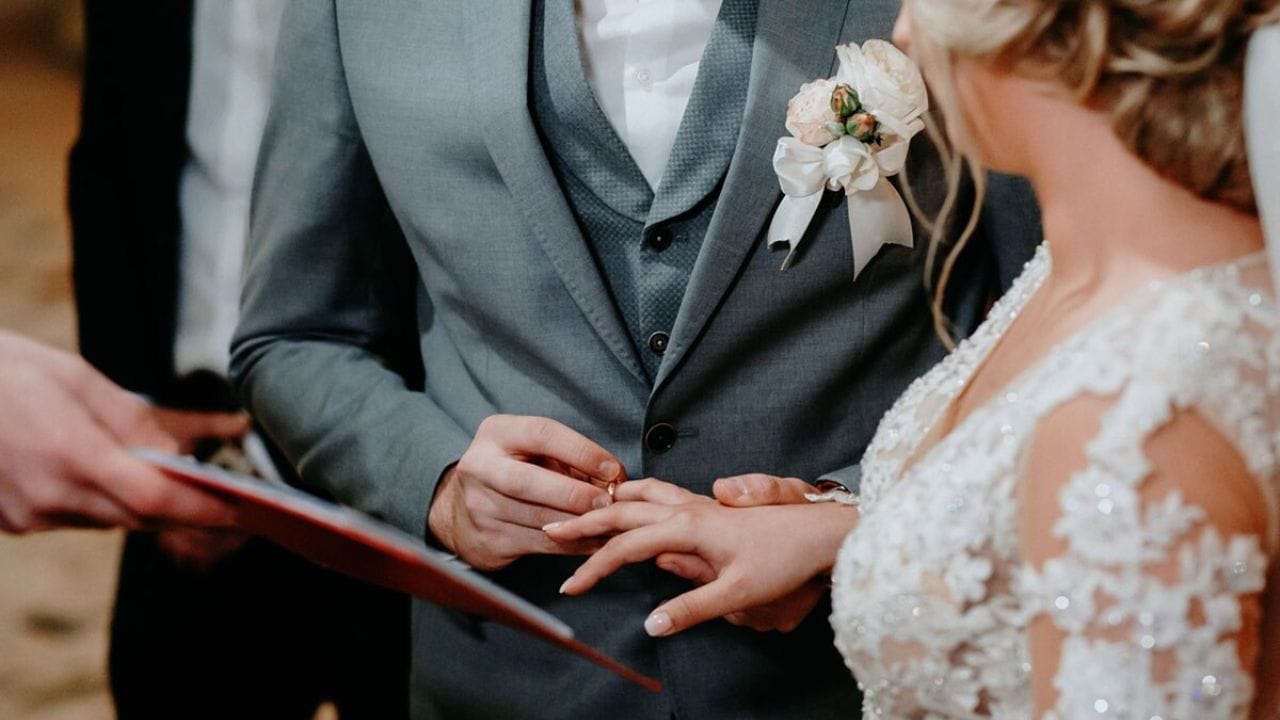 જી હા,આ સાંભળીને તમને પણ નવાઈ લાગીને. તમને જણાવી દઈએ કે આ હકીકત છે આ દેશમાં પ્રવાસીયો થોડા દિવસની પત્ની શોધે છે અને તેમને તે મળી પણ જાય છે જોકે પ્રવાસ પુરો થાય પછી તેને છૂટાછેડા આપી દે છે. જેને Pleasure Marriage કહેવાય છે.