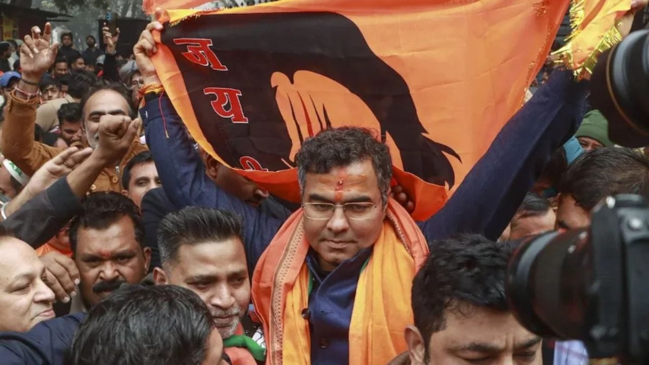 દિલ્હી વિધાનસભા ચૂંટણી 2025માં પણ તેમણે પૂર્વ સીએમ અરવિંદ કેજરીવાલને કરારી હાર આપી મોટો ઉલટફેર સર્જી દીધો છે.