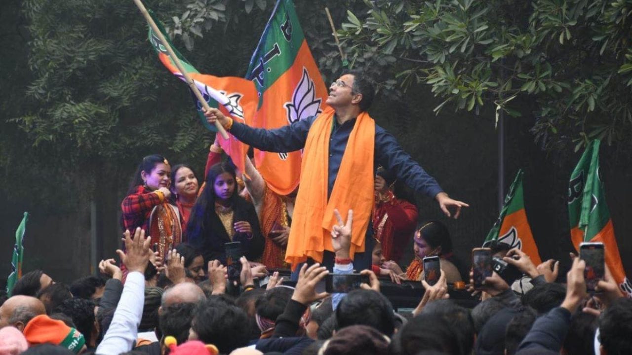 પ્રવેશ વર્માએ 3000 મતોના માર્જિનથી અરવિંદ કેજરીવાલને હાર આપી છે. 