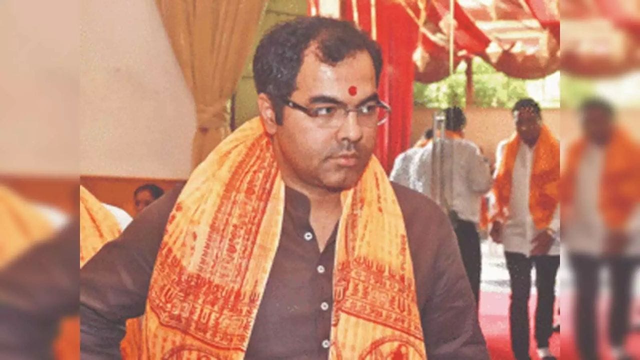 વર્ષ 2013માં પ્રવેશ વર્માએ મહરૌલી વિધાનસભા સીટથી દિલ્હી વિધાનસભાની ચૂંટણી લડી હતી અને કોંગ્રેસના વરિષ્ઠ નેતા યોગાનંદ શાસ્ત્રીને પરાજિત કર્યા હતા. ત્યારબાદ 2014માં લોકસભા ચૂંટણીમાં પશ્ચિમી દિલ્હી લોકસભા સીટથી ચૂંટણી જીતી સંસદ સભ્ય બન્યા. વર્ષ 2019માં લોકસભા ચૂંટણીમાં તેમણે કોંગ્રેસના મહાબલ મિશ્રાને 5,78,489 મતોથી હરાવ્યા. જે દિલ્હીના ઈતિહાસમાં અત્યાર સુધીનું સૌથી મોટુ અંતર છે. 