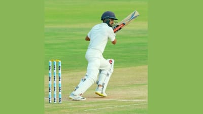 ભારતની સ્થાનિક ટુર્નામેન્ટ રણજી ટ્રોફીની સફર સેમિફાઇનલમાં પહોંચી ગઈ છે. અમદાવાદના નરેન્દ્ર મોદી સ્ટેડિયમ ખાતે ગુજરાત અને કેરળ વચ્ચે પ્રથમ સેમિફાઇનલ મેચ રમાઈ રહી છે.